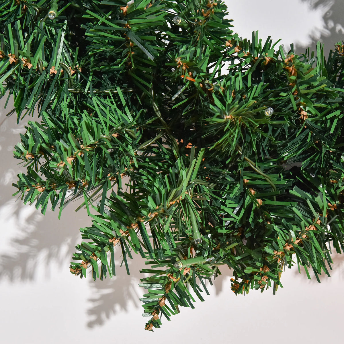 55cm Battery-Operated Christmas Wreath – 50 LED