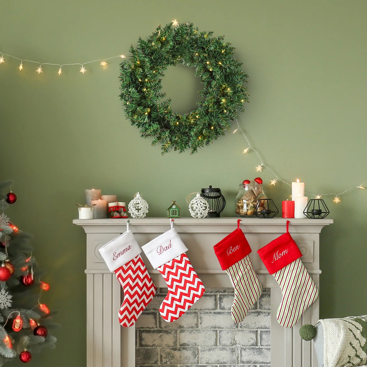 55cm Battery-Operated Christmas Wreath – 50 LED